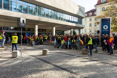 Kamu yayın kuruluşu Bayerischer Rundfunk çalışanları maaşlarına zam için grevde.