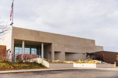 Dinozor paleontolojik koleksiyonu ve en büyük T-Rex kafatası ile tanınan Rocky Müzesi Bozeman 'daki Montana Eyalet Üniversitesi MSU kampüsünde..