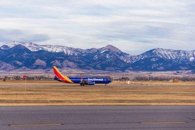 Güneybatıdan Bozeman Yellowstone Uluslararası Havaalanı BZN 'de bir uçağın görüntüsü..
