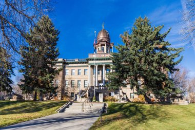 Montana, Great Falls 'taki Cascade County Adliyesi' nin önünde.