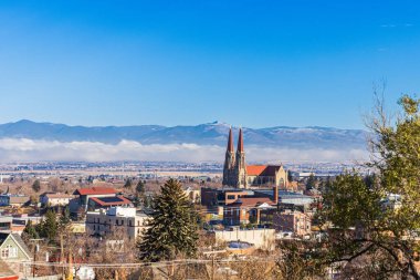 Helena şehir panoraması, St. Helena Dağ Katedrali ile MT