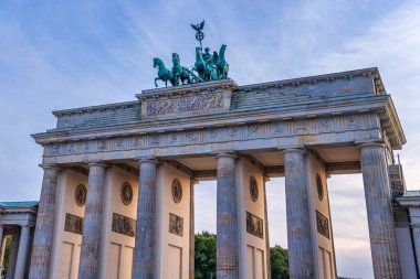 Brandenburger Tor Brandenburg Kapısı Berlin 'de geceleyin.