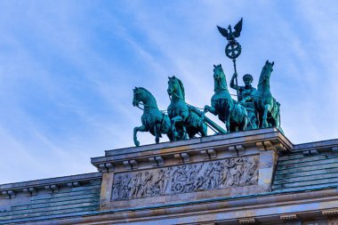 Berlin Almanya 'da Brandenburg Kapısı' nda Quadriga