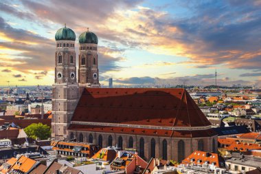 marienplatz Belediye Binası ve Münih'te frauenkirche havadan görünümü