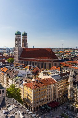 Münih 'teki Marienplatz ve Frauenkirche' de hava manzarası
