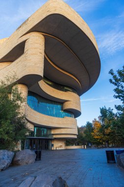 Smithsonian Enstitüsü 'nün Amerikan Yerlisi Ulusal Müzesi' nin ön cephesine bakın..