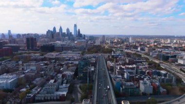 Şehir merkezinden uzaklaşıp Benjamin Franklin Köprüsü 'nü gözler önüne sermek.