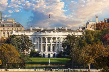 Beyaz Saray ve Güney Çimleri Washington Anıtı 'ndan görüldü..