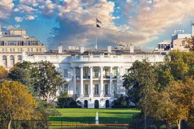 Beyaz Saray ve Güney Çimleri Washington Anıtı 'ndan görüldü..