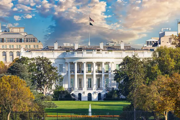 Beyaz Saray ve Güney Çimleri Washington Anıtı 'ndan görüldü..