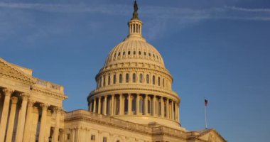 Washington 'daki Kongre Binası. Kongre Binası, Ulusal Alışveriş Merkezi, Temsilciler Meclisi ve Senato. Gün doğumundan kısa bir süre sonra..