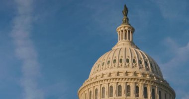 Washington D.C. 'deki Amerikan Kongre Binası' nın kubbesinden inen ABD bayrağı ağır çekimde dalgalanıyor.