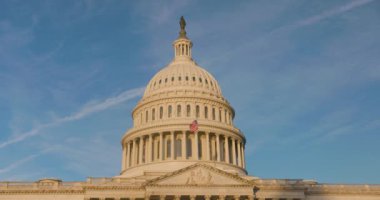 Washington 'daki ABD Kongre Binası Capitol Hill, National Mall, Temsilciler Meclisi ve Senato' da ABD bayrağı yavaş çekimde dalgalanıyor.