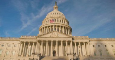 Washington 'daki Kongre Binası' nın tam görüntüsü Capitol Hill, National Mall, Temsilciler Meclisi ve Senato 'da ağır çekimde ABD bayrağı sallanıyor.