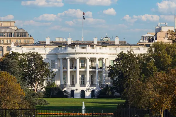 Beyaz Saray ve Güney Çimleri Washington Anıtı 'ndan görüldü..