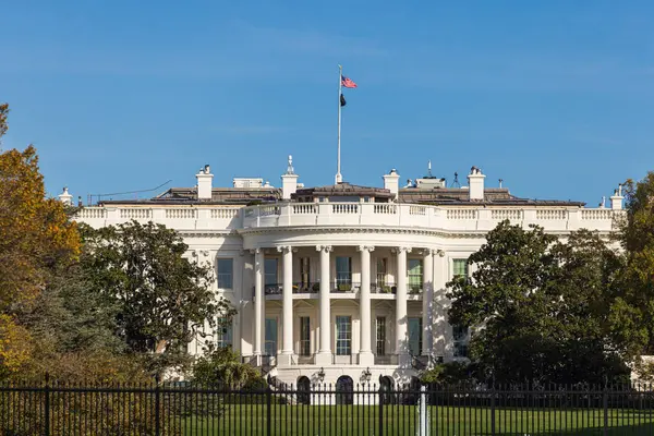 Beyaz Saray 'ın panoramik manzarası, Amerika Birleşik Devletleri' nin federal başkenti Washington DC 'de bulunan Amerikan başkanının ikamet ve iş yeri..