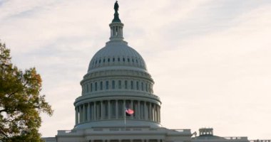 ABD 'nin başkenti Washington DC' deki Senato ve Temsilciler Meclisi 'nin bulunduğu ABD Kongre Binası' nın dış kısmının yavaş çekim görüntüleri..