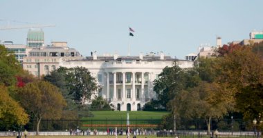 Beyaz Saray, Washington D.C. Çitin Önünde Yürüyen Turistlerle