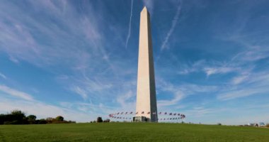 Ulusal AVM 'de Washington Anıtı önünde Amerikan bayrakları dalgalanıyor