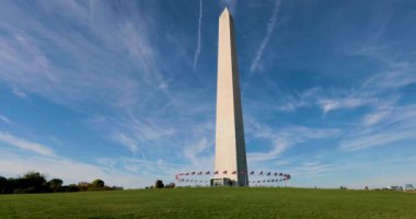 Ulusal AVM 'de Washington Anıtı önünde Amerikan bayrakları dalgalanıyor