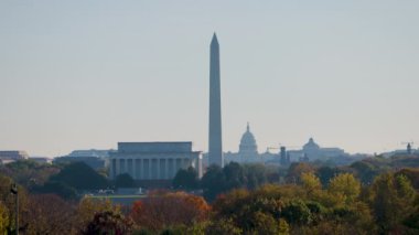 Lincoln Anıtı, Washington Anıtı ve Capitol Tepesi Hollanda Carillon 'undan görüldüğü gibi hizalanmıştı..