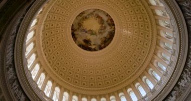Amerikan Meclisi 'nin kubbesini yavaş çekimde tavanda Fresco ile çevirin.