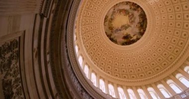 Amerikan Meclisi 'nin kubbesini yavaş çekimde tavanda Fresco ile çevirin.
