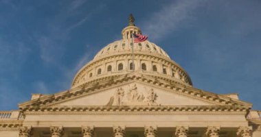 Washington 'daki ABD Kongre Binası Capitol Hill, National Mall, Temsilciler Meclisi ve Senato' da ABD bayrağı yavaş çekimde dalgalanıyor.