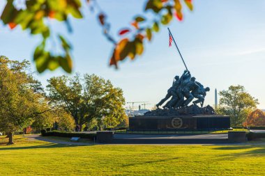 İkonik Iwo Jima Anıtı Amerikan bayrağını kaldıran askerleri tasvir ediyor. Parkta açık mavi bir gökyüzü altında sergilenen cesaret ve vatanseverliği simgeliyor..