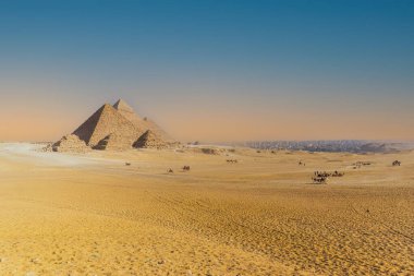 Giza Necropolis Kahire 'nin varoşlarında büyük bir görüş açısına sahip.