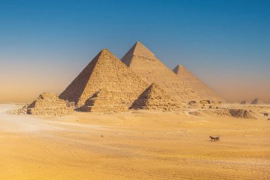 Giza Necropolis Kahire 'nin varoşlarında büyük bir görüş açısına sahip.