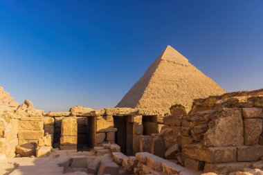 Giza Necropolis Kahire 'nin varoşlarında büyük bir görüş açısına sahip.