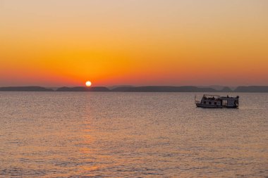 Abu Simbel 'den Nasser Gölü' ne giden tekneyle güzel bir gün doğumu manzarası.