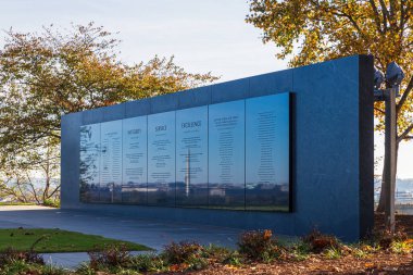 Washington DC 'nin manzarası ABD Hava Kuvvetleri Anıtı' nın Şeref Duvarı 'nı yansıtıyor