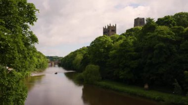 Durham Katedrali, İngiltere 'nin Durham kentinde yer alan bir katedraldir. Durham Şatosu ve Katedrali 1986 yılından bu yana UNESCO 'nun Dünya Mirası Alanıdır. Yörünge sola.