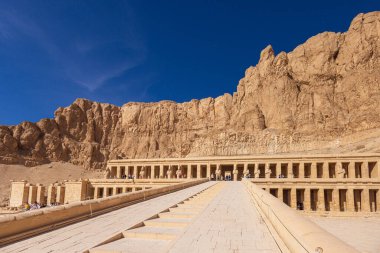 Morg tapınağı Hatshepsut, Nil Nehri 'nin batı kıyısında Krallar Vadisi ve Luxor şehri yakınlarında yer almaktadır.