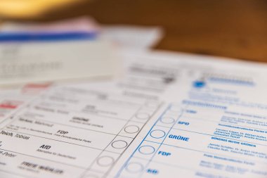 Bundestag 2025 seçimleri için posta oylaması belgeleriyle birlikte.