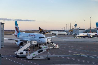 Köln-Bonn Havaalanı 'ndaki havayolu şirketinden birkaç kargo uçağı.