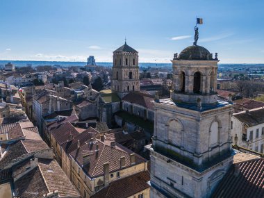 Belediye binası kulesiyle Arles 'in şehir manzarası