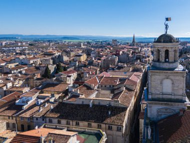 Belediye binası kulesiyle Arles 'in şehir manzarası