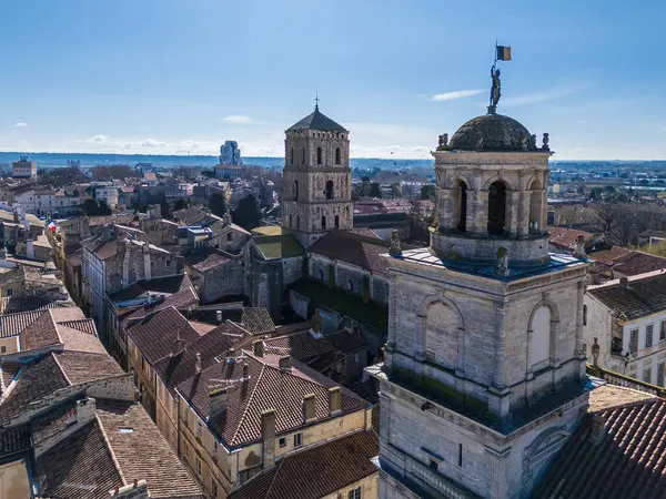 Belediye binası kulesiyle Arles 'in şehir manzarası