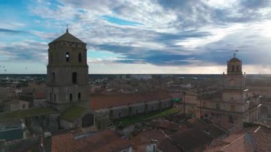 Provence ve Cote dAzur, Fransa ve Güney Avrupa 'daki antik kent Arles' in Panoraması.