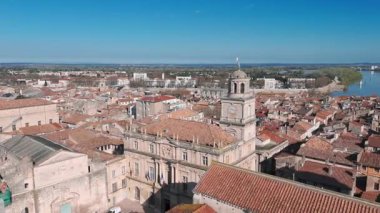 Arles şehrinin belediye binasının kulesinin havadan görüntüsü.