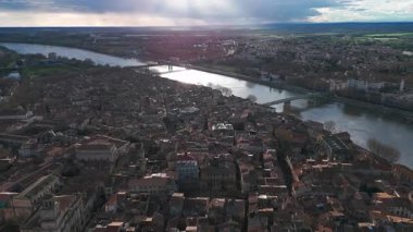 Provence ve Cote dAzur, Fransa ve Güney Avrupa 'daki antik kent Arles' in Panoraması.