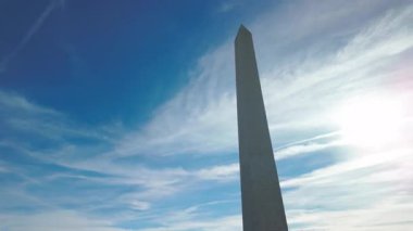 Washington Anıtı 'nın temelinde Amerikan bayrakları dalgalanıyor.