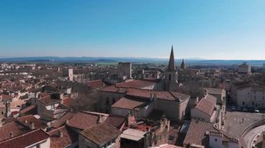 Roma gladyatör amfitiyatrosunun boğa güreşi ve topluluk etkinliklerine ev sahipliği yapan hava görüntüsü.