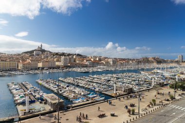 Notre Dame de la Garde Bazilikası ve Marsilya, Fransa 'daki eski liman