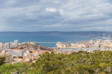 Marsilya kıyılarının limana girişli havadan görüntüsü.