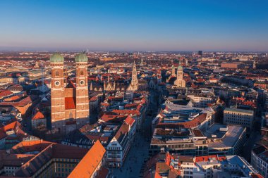 Münih 'te Marienplatz, Neues Rathaus ve Frauenkirche' in hava manzarası