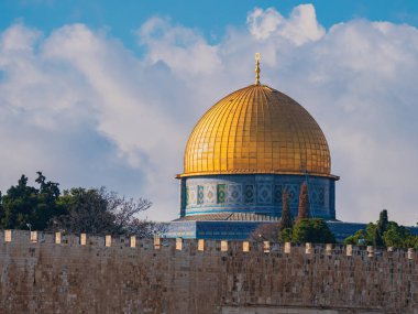 Parlayan Kaya Kubbesi, Kudüs 'ün Eski Şehri' ndeki Tapınak Dağı 'nda bulunan İslami bir türbe.